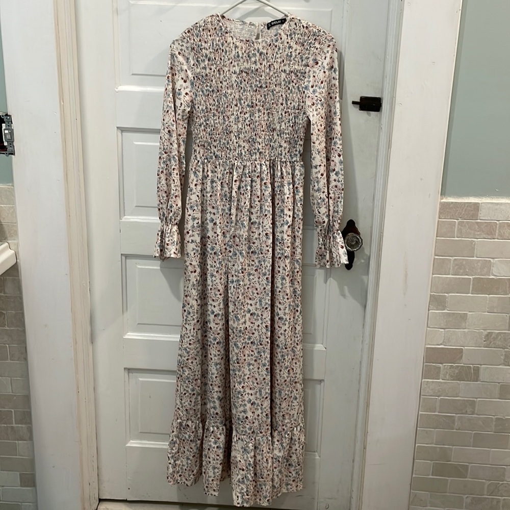 Beautiful maxi dress! This dress was rarely worn and is in excellent condition.